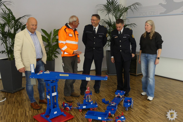 Spende von Holzspielzeugen an Polizei Reutlingen