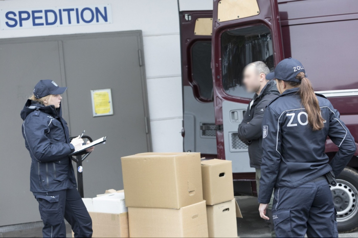 Ulm/Ostalb/Allgäu/Wendlingen: Schwarzarbeit/Zoll überprüft Logistikunternehmen