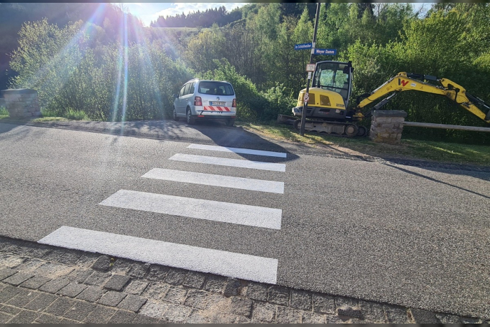 Illegales Aufmalen eines Fußgängerüberweges in Dhronecken
