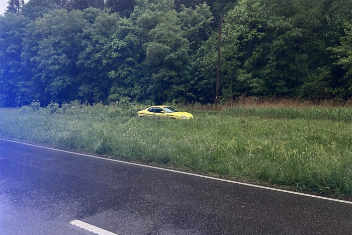 Bad Bergzabern/B427: Autofahrerin verliert Kontrolle auf regennasser Fahrbahn