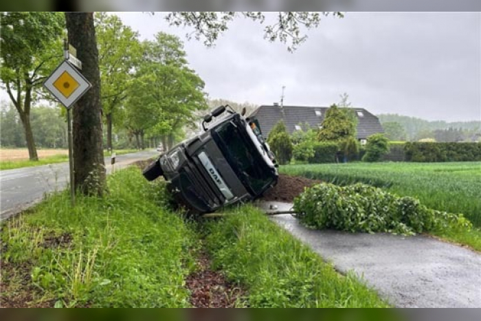 Verkehrsunfall in Straelen: Lkw kippt um