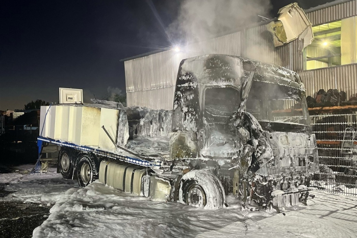 Eschweiler: Brand eines Lastwagens auf Firmengelände
