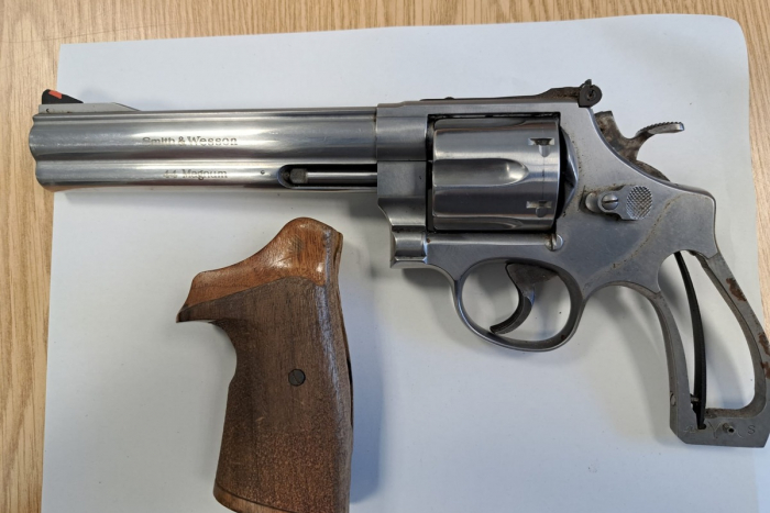 Regensburg: Zöllner entdecken Waffen und Munition, Reisende vorläufig festgenommen