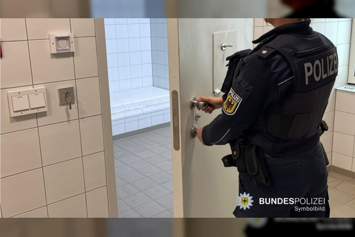 Frankfurt am Main: Polizeieinsatz am Bahnhof Taufkirchen