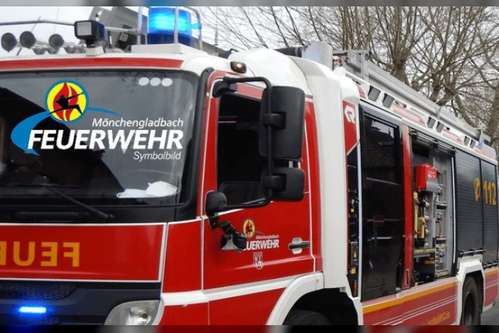 Mönchengladbach-Heyden, 24.05.2026, 23:00 Uhr, Berliner Straße: PKW in Flammen vor Wohnhaus, Feuerwehr stoppt Feuerübergriff