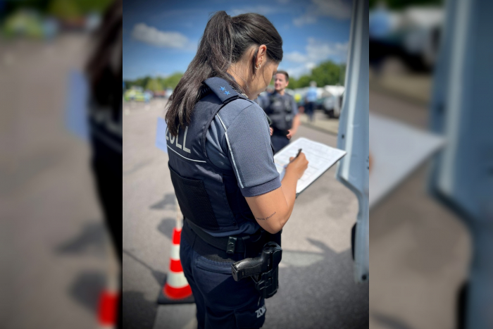 Saarbrücken: ZOLL kontrolliert Paketdienstleister