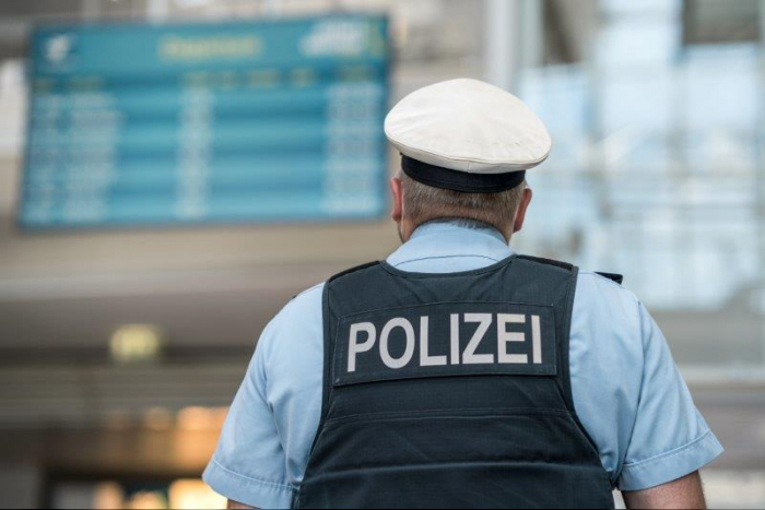 Erfurt, Flughafen Erfurt-Weimar: Flugreisender beleidigt Zollmitarbeiterin