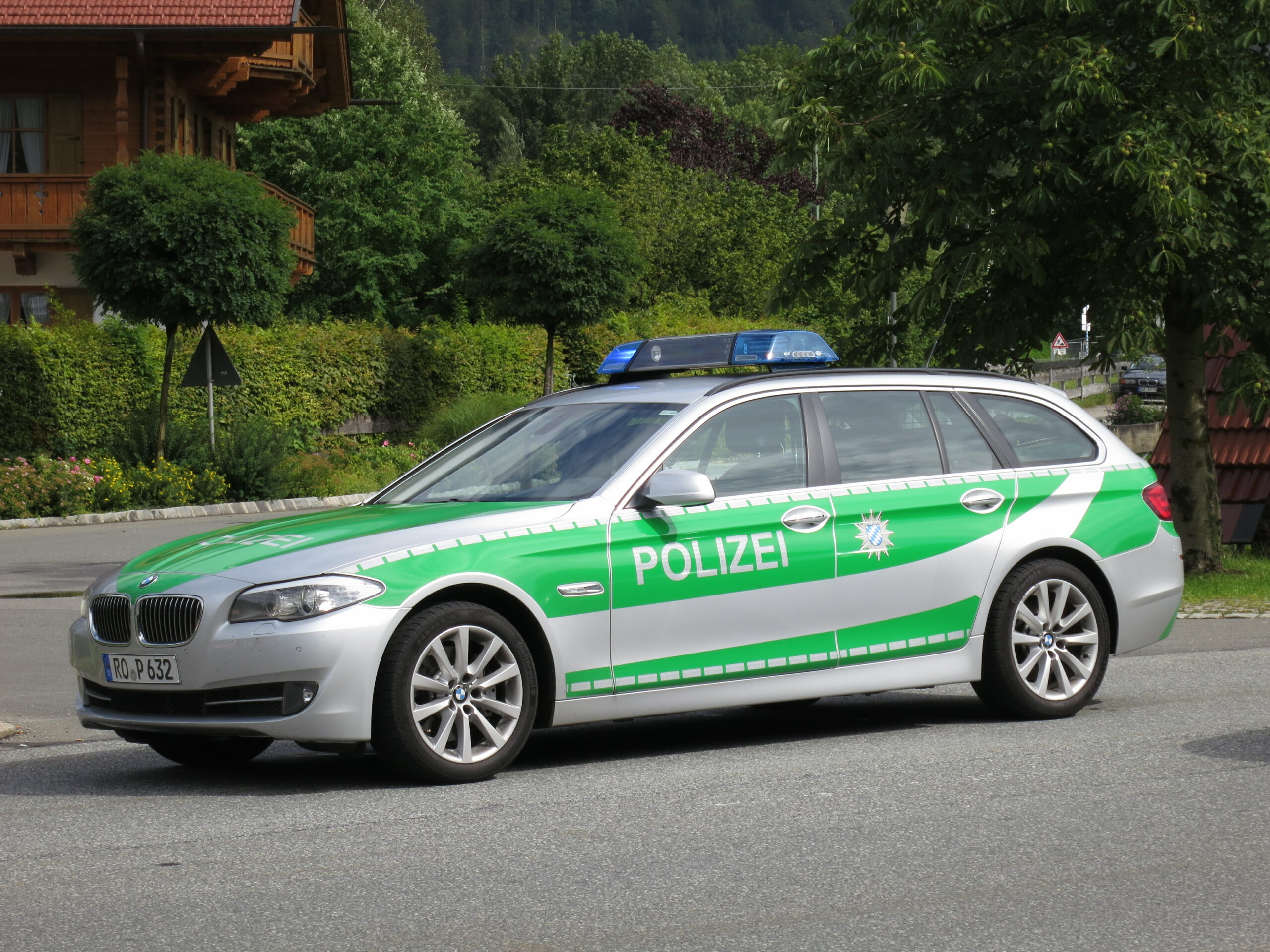 Kleine Tochter wird von Auto ihres Vaters erfasst und stirbt