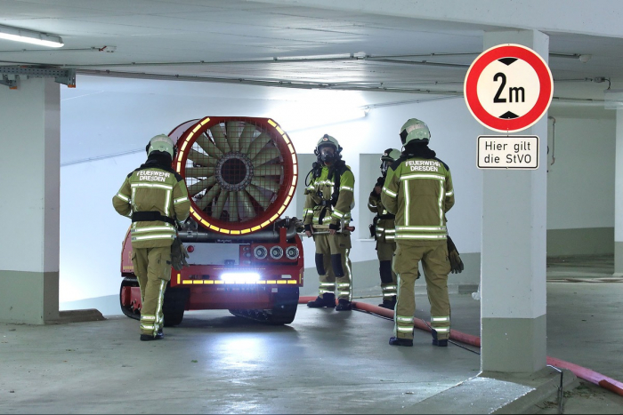 Gorbitz: Brand in Tiefgarage, Feuerwehr setzt Spezialtechnik zur Entrauchung ein