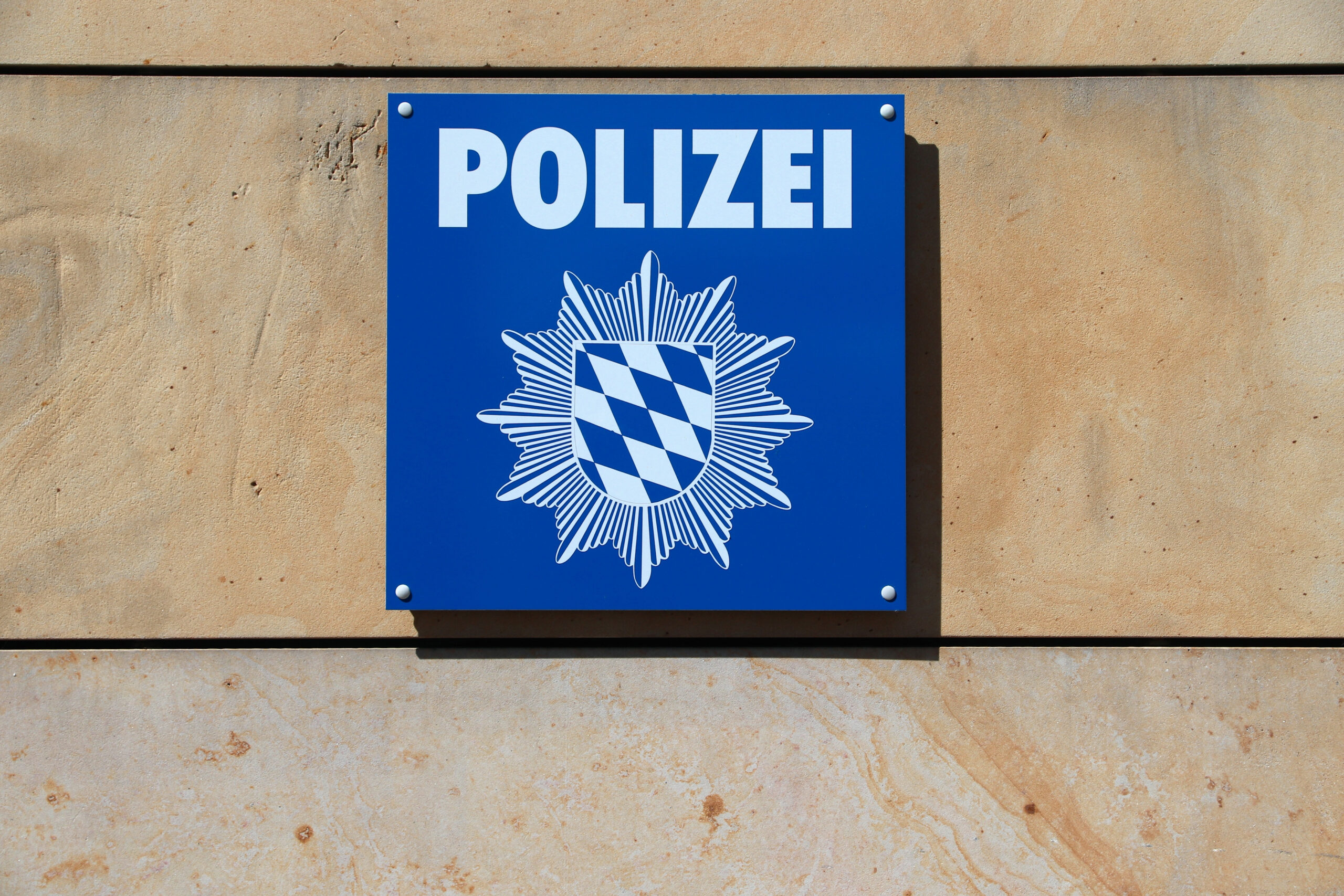 Polizei prüft Kennzeichen während Dreharbeiten zu „Hubert ohne Staller