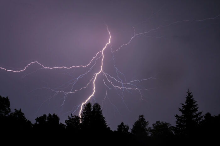 Blitzeinschlag stört Tauffeier: Schwere Gewitter ziehen über Deutschland - Zwei Tote bei Karlsruhe