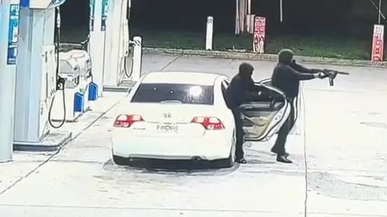 Unschuldige Frau bei Tankstelle in den USA durch 80 Schüsse getötet