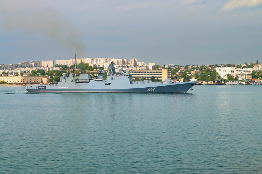 Wie kam es zu den Warnschüssen eines russischen Schiffes auf eine britische Yacht im Ärmelkanal?