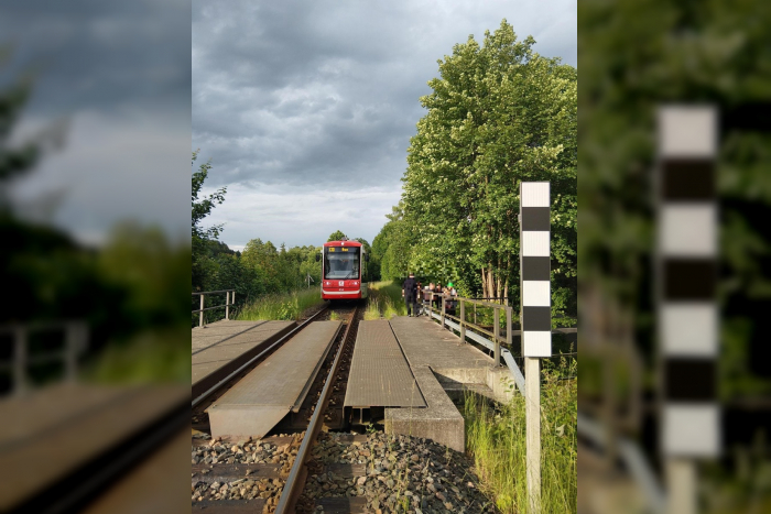 Burkhardtsdorf: Inliner-Kinder auf Bahnbrücke