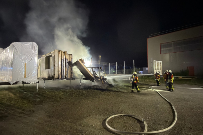 Stockach-Wahlwies: Brand von Baumaterialien