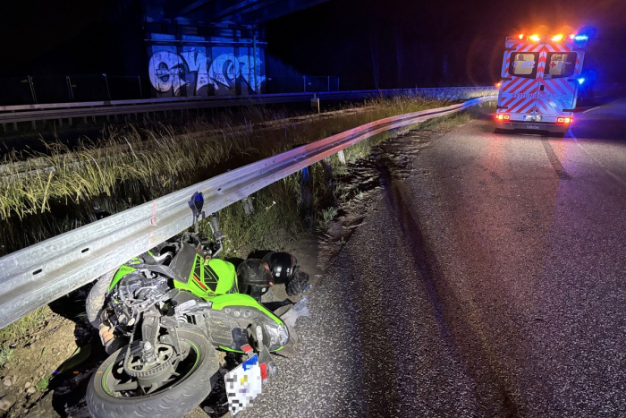 Frankfurt am Main: Motorradfahrer kollidiert mit Leitplanke
