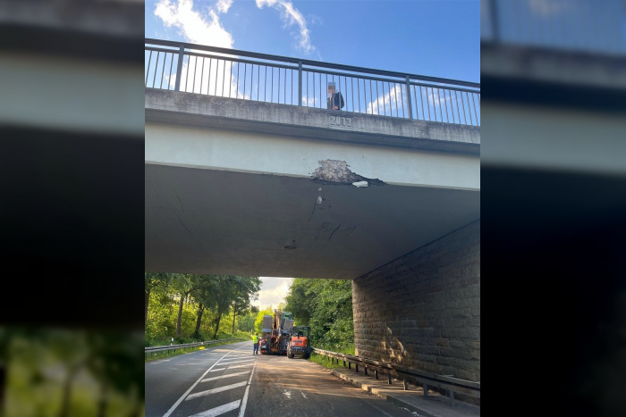 Willebadessen: Brücke beschädigt, Bagger rammt Straßenbrücke