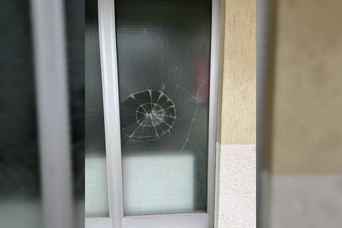Hagen-Altenhagen: Unbekannter Jugendlicher zerbricht Fenster eines Gemeindehauses
