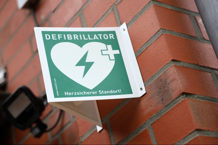 Hambühren: Neuer Defibrillator am Feuerwehrhaus Oldau