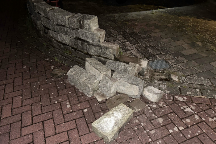 Kleve: Grundstücksmauer beschädigt, Verursacher flüchtet