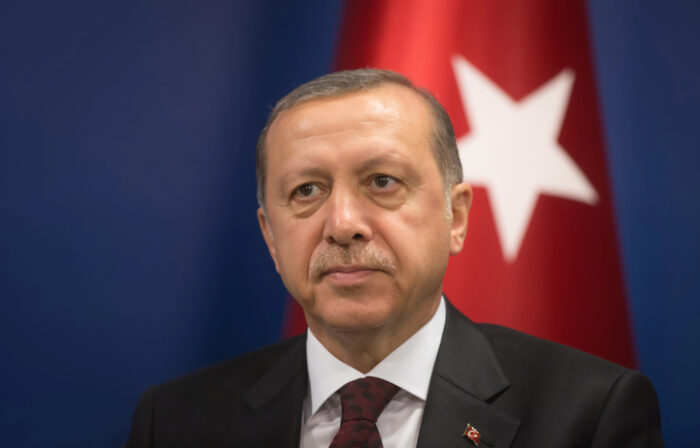Auch Friedrich Merz?: Bericht: Erdogan schenkt seinen Nato-Gästen Revolver mit scharfer Munition