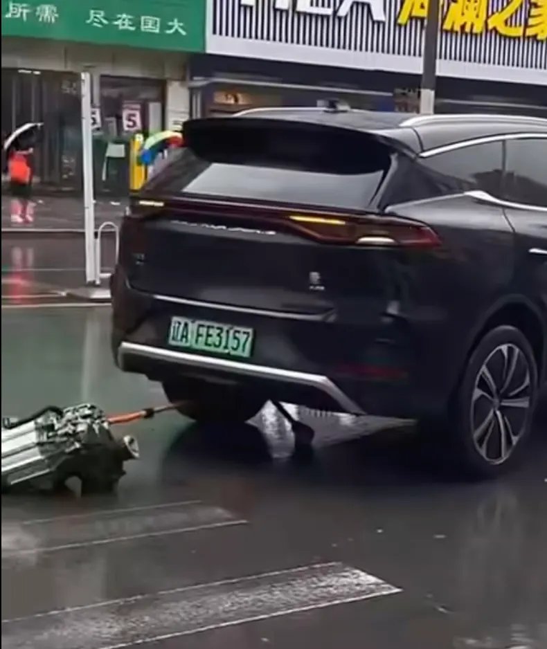 Schockmoment in Shenyang: BYD Tang verliert Motor auf der Straße