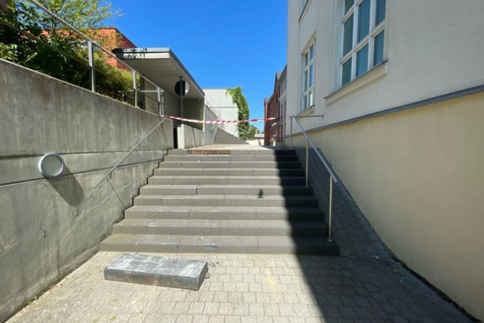 Ilmenau: 69-jährige Fahrerin überfährt Treppe