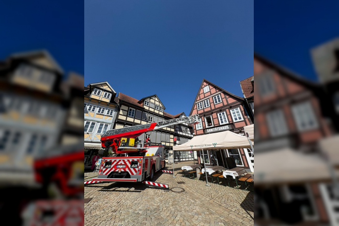 Drehleiter über Celler Weinmarkt