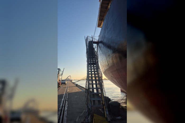 Schiffsunfall im Hafen Brake