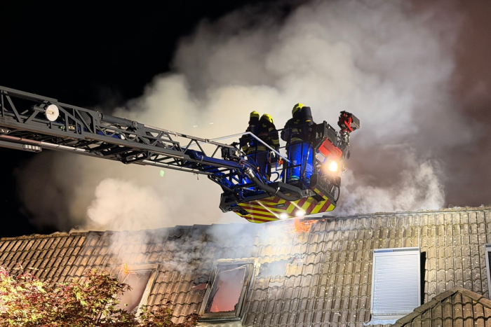 Kreis Segeberg: Feuerwehr verhindert Dachstuhlbrandausbreitung