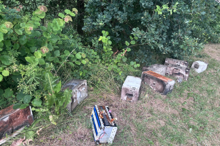 Gelnhausen: Illegal entsorgte Hybridbatterien, Polizei ermittelt und bittet um Hinweise.