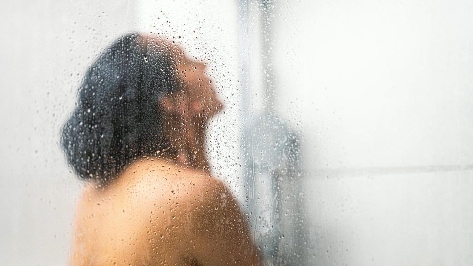 Dermatologen warnen: Zu langes Duschen kann deiner Haut schaden