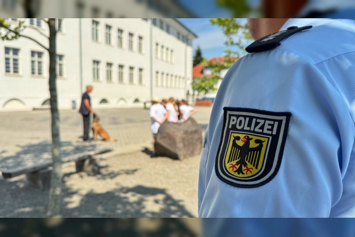 Saarbrücken: Gefahren im Bahnverkehr, Die Bundespolizei informiert Schüler über Risiken und begeistert mit Diensthundevorführung