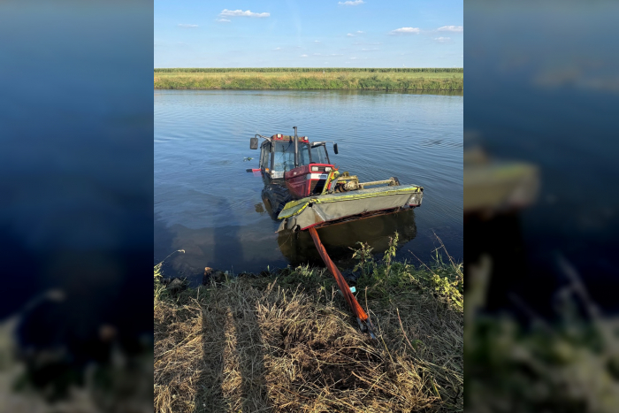 Minden: Traktor in Weser gelandet