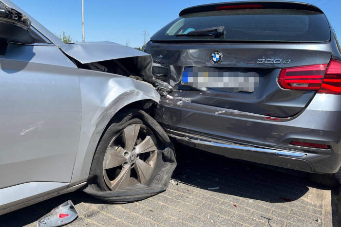Autofahrer verursacht Unfall in Velbert-Mitte