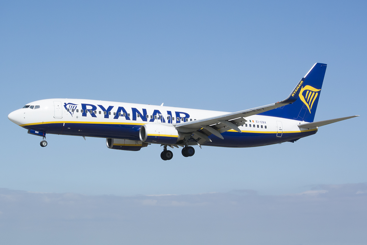 Ryanair-Flug nach Memmingen: Kopf des Passagiers stößt auf gebrochene Fensterscheibe