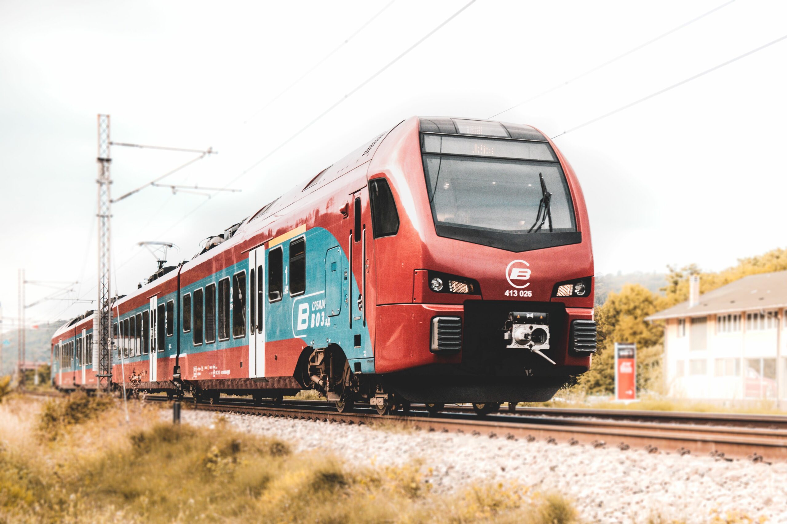 Bahnmitarbeiter stürzt bei 120 km/h aus Zug – Lebensgefahr festgestellt