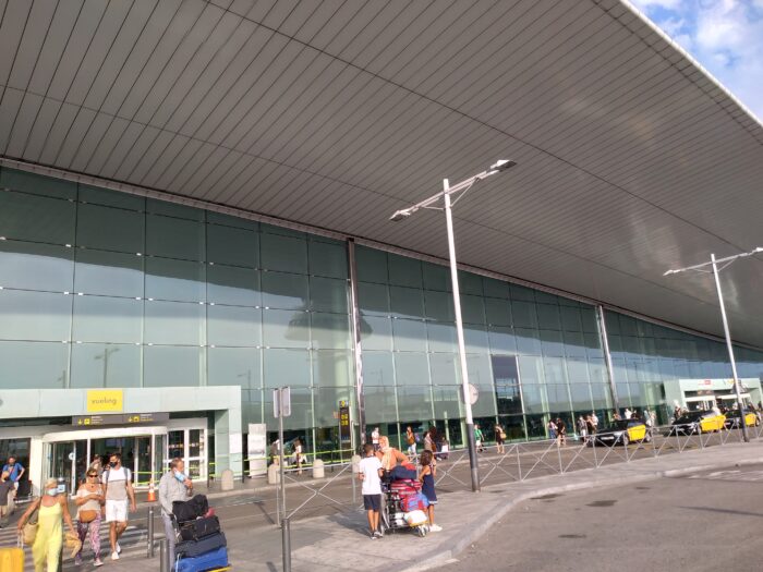 Panik am Flughafen Barcelona: Passagier ruft