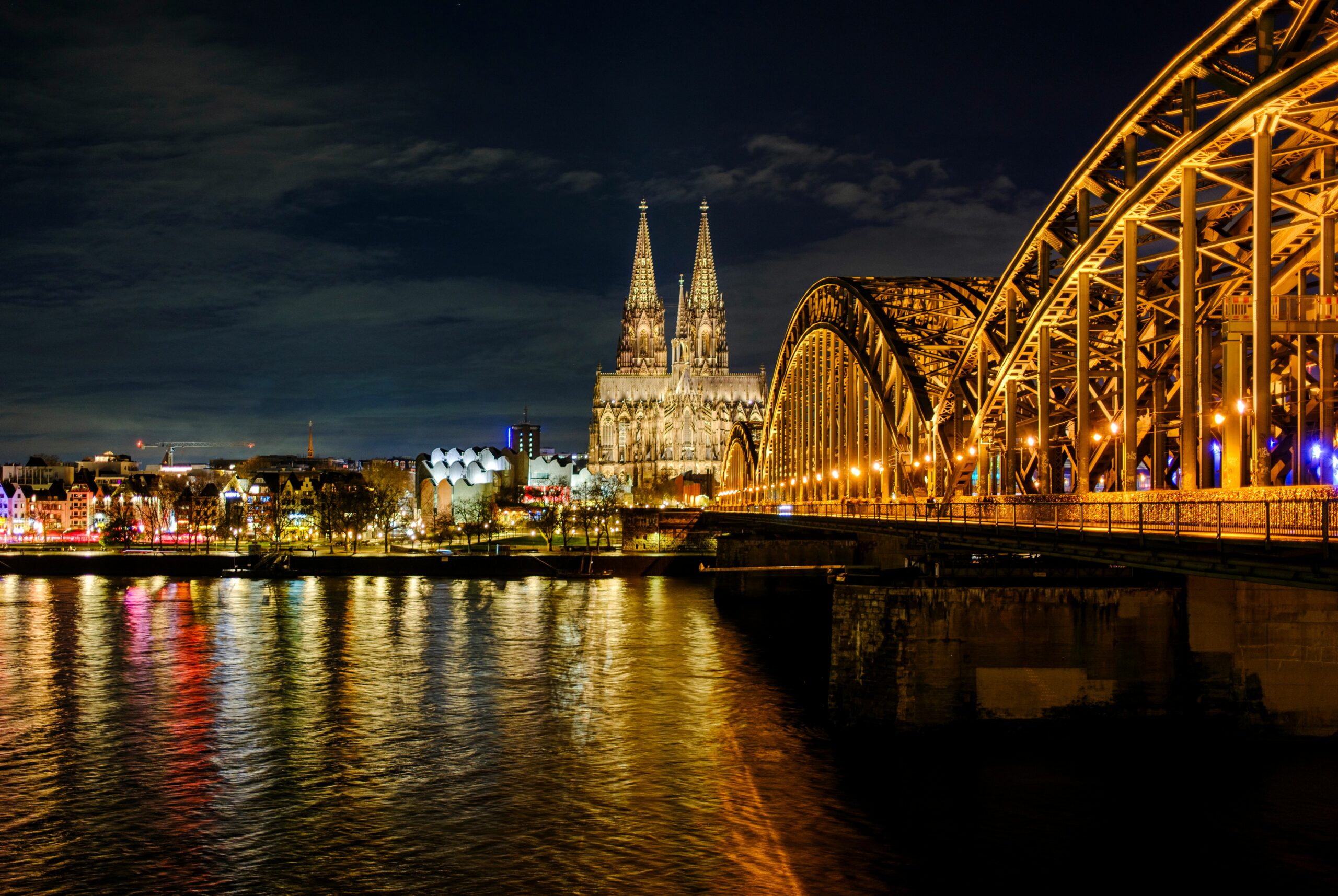 Kölner Lichter 2026: Live-Übertragung im Fernsehen und Radio