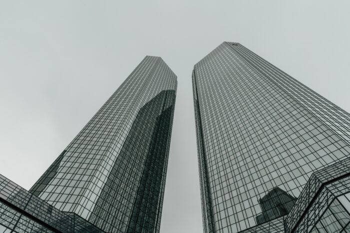 Zehn Ex-Manager im Visier der Steuerfahnder: Razzia bei Deutscher Bank | Politik