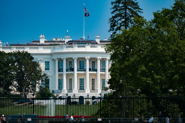 Trump kündigt massive Militäraktion gegen Iran an, während Friedensangebot abgelehnt wird