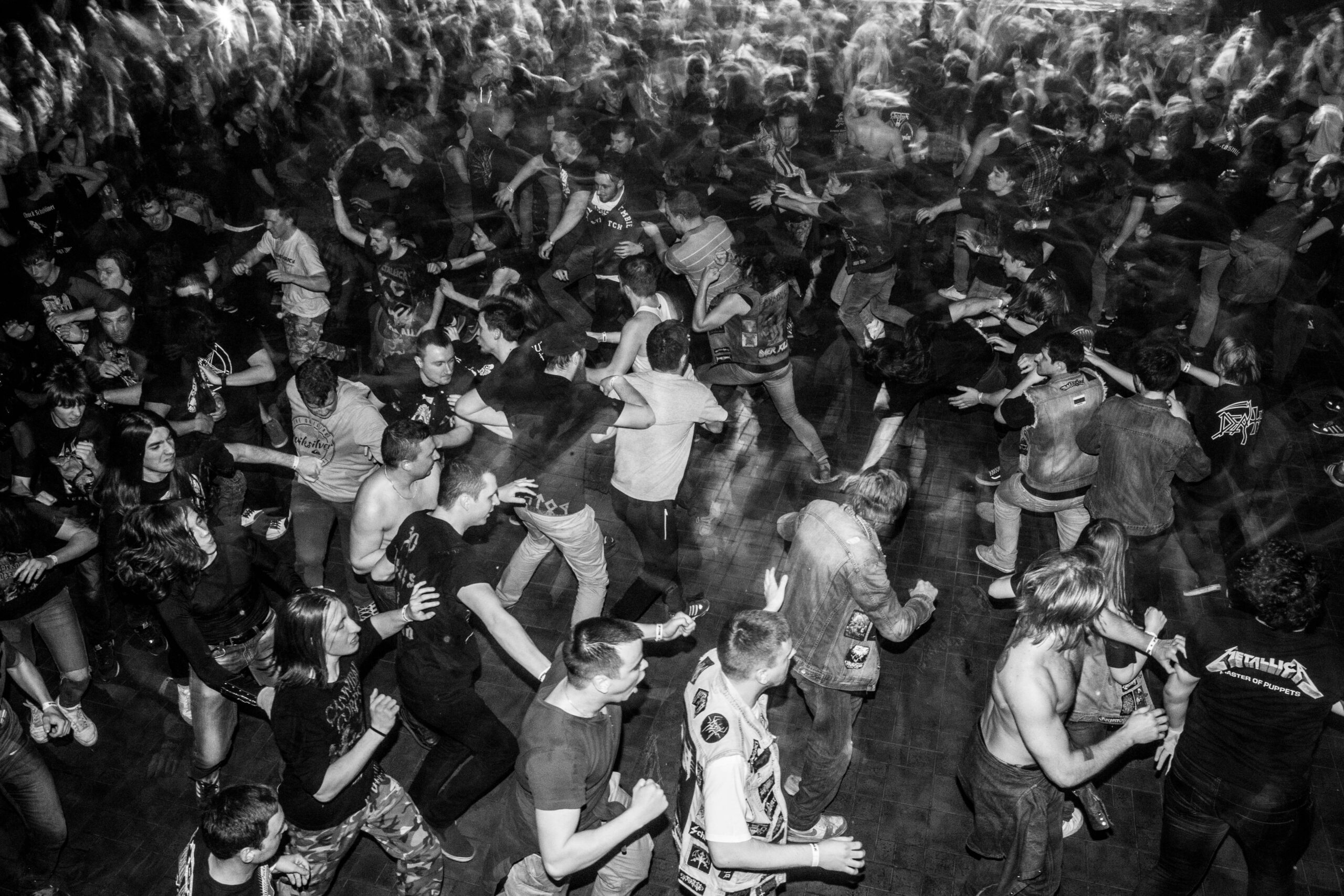 Schockierender Vorfall beim Heavy-Metal-Konzert: Konzertbesucher hinterlässt Exkremente im Moshpit
