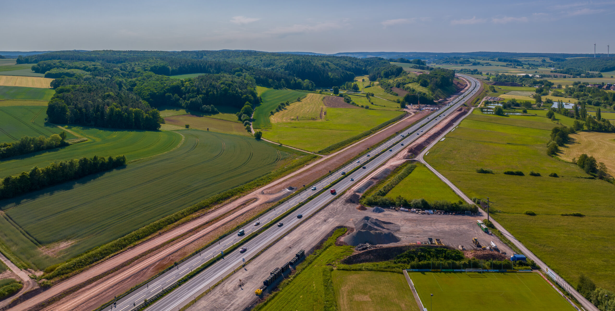 Starker Verkehrsstau nach Gefahrgutunfall auf der A3 in Bayern