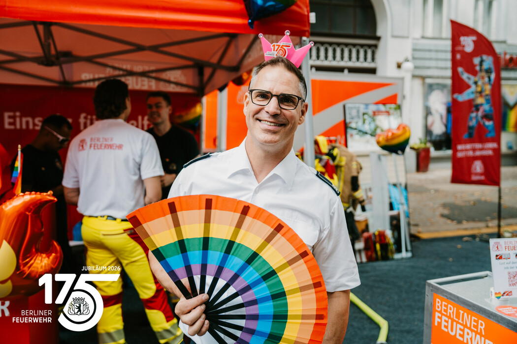 Feuerwehr Berlin engagiert sich beim 32. Lesbisch-schwulen Stadtfest in der Hauptstadt