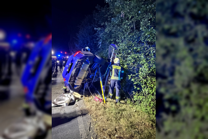 Dinslaken: Verkehrsunfall mit drei eingeschlossenen Personen