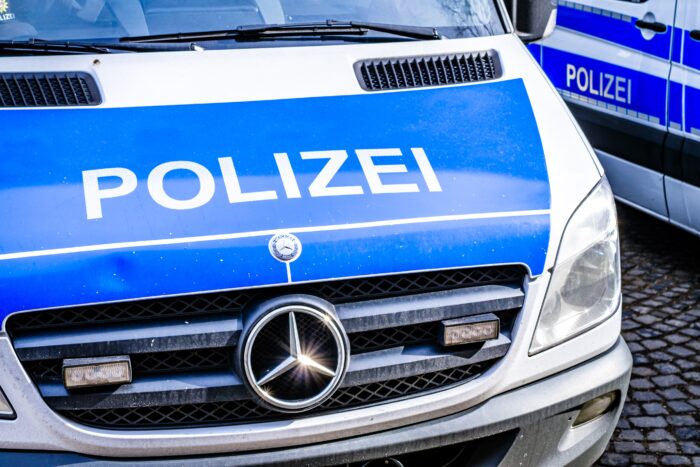 Polizei: Mutter betrunken! Tochter (8) ruft aus Auto die Polizei | Regional