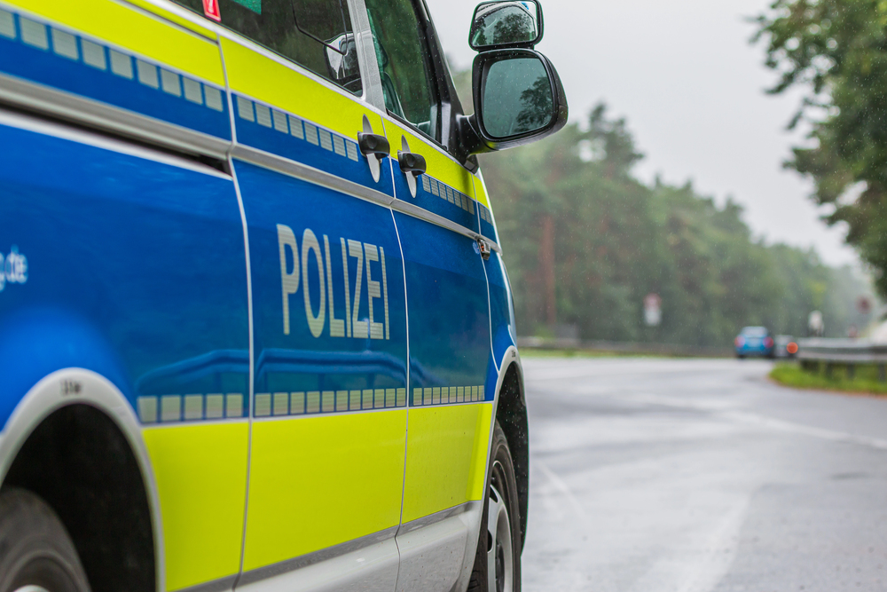 Fahrzeug stürzt nach Autobahnabgang auf Gleise: Drei Todesopfer in Bayern