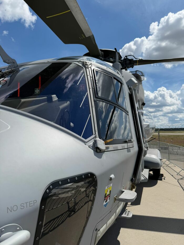 Hubschrauber fliegen tief über den Rhein in NRW