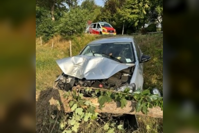 Netphen-Grissenbach: 19-Jähriger fährt mit Pkw Baum um