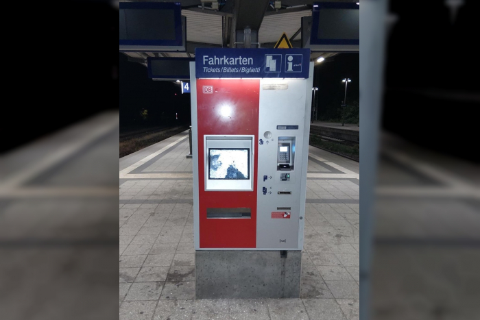 Neustrelitz: Fahrschein- und Snackautomaten beschädigt